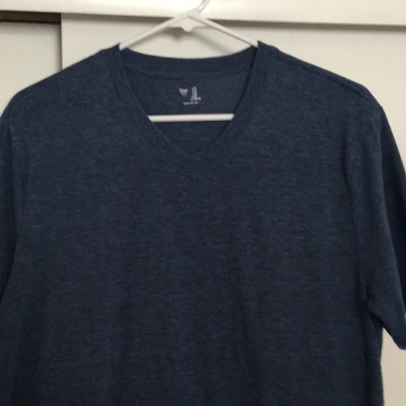 Gap.  Short sleeve V-Neck T-Shirt.  Medium - Picture 2 of 5